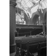 Une église endommagée par un crash aérien, vues intérieures des dégats.