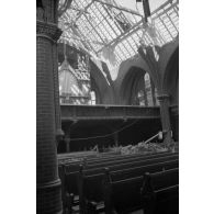 Une église endommagée par un crash aérien, vues intérieures des dégats.