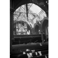 Une église endommagée par un crash aérien, vues intérieures des dégats.