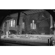 Une église endommagée, vues extérieures.