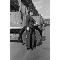 Portrait d'une conductrice de camion de la Deutche Reichspost à Berlin.