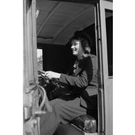 Portrait d'une conductrice de camion de la Deutche Reichspost à Berlin.