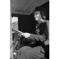 Portrait d'une conductrice de camion de la Deutche Reichspost à Berlin.