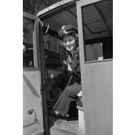 Portrait d'une conductrice de camion de la Deutche Reichspost à Berlin.