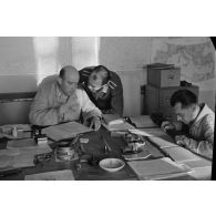 A Berlin, dans un bureau, des aviateurs de la Luftwaffe effectuent un travail administratif.