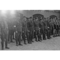 Alignement de membres du N.S.F.K. assistant a la cérémonie.