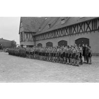 Alignement de jeunes membres de la Hitlerjungend venant de diverses régions d'Allemagne, lors d'une cérémonie du Nationalistischen Flieger-Korps (NSFK).