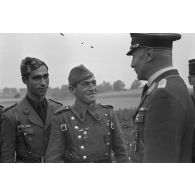 Un colonel (Oberst) de la Luftwaffe discute avec des pilotes espagnols.