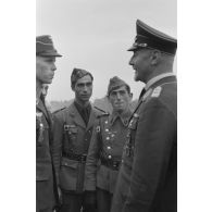Un colonel (Oberst) de la Luftwaffe discute avec des pilotes espagnols.