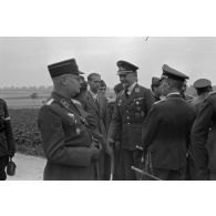 Un colonel (Oberst) de la Luftwaffe discute avec des pilotes espagnols.