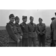 Dans le cadre d'un échange entre l'armée de l'air espagnole et la Luftwaffe, des pilotes espagnols assistent à la prise d'armes.