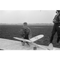 Un membre des Hitlerjugend, appartenant au district "Süd Württenberg", prépare au décollage son modéle réduit d'avion.