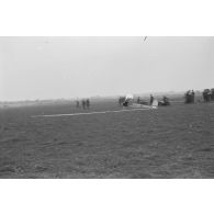 Un membre des Hitlerjugend, appartenant au district "Süd Württenberg", prépare au décollage son modéle réduit d'avion.