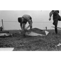 Montage final d'un modèle réduit d'avion par deux membres de la Hitlerjugend.