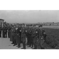 Des hauts dignitaires du N.S.F.K. écoutent le discours d'Obergruppenführer Karl Sauke.