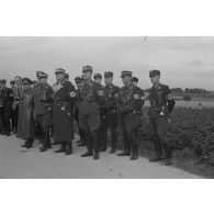 Des hauts dignitaires du N.S.F.K. écoutent le discours d'Obergruppenführer Karl Sauke.