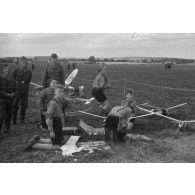 Un membre de la Hitlerjugend travaille sur l'aile de son modèle réduit d'avion.