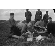 Un membre de la Hitlerjugend travaille sur l'aile de son modèle réduit d'avion.