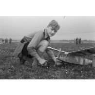 Un membre de la Hitlerjugend s'apprète à faire décoller son modèle réduit, sous le regard d'un membre du Nationalistischen Flieger-Korps (NSFK).