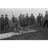 Deux membres de la Hitlerjugend s'apprètent à faire décoller leur modèle réduit d'avion.