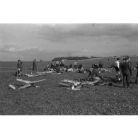 Etalage des modèles réduits construits par des membres de la Hitlerjugend.