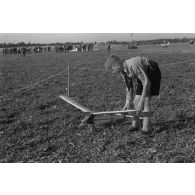 Un membre de la Hitlerjugend, provenant du district de "Süd Wurttenberg", présente son modèle réduit au photographe.