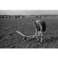 Un membre de la Hitlerjugend, provenant du district de "Süd Wurttenberg", présente son modèle réduit au photographe.