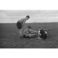 Des membres de la Hitlerjugend s'affairent autour d'un modèle réduit d'avion.