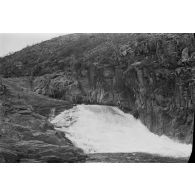 Des officiers de la Luftwaffe pèchent dans un cours d'eau montagneux en Finlande.