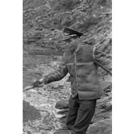 Des officiers de la Luftwaffe pèchent dans un cours d'eau montagneux en Finlande.