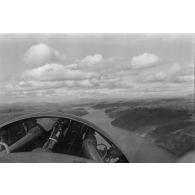 Survol d'un cours d'eau dans un paysage montagneux de Finlande par un avion allemand, sans-doute un Junkers W 34.