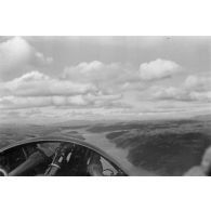 Survol d'un cours d'eau dans un paysage montagneux de Finlande par un avion allemand, sans-doute un Junkers W 34.