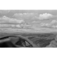 Survol d'un cours d'eau dans un paysage montagneux de Finlande par un avion allemand, sans-doute un Junkers W 34.