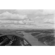 Survol d'un cours d'eau dans un paysage montagneux de Finlande par un avion allemand, sans-doute un Junkers W 34.