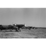 Trois Ju-87-B Stuka du I-StG-5, sur leur aérodrome ( Kirkenes ? ) prêts à décoller.