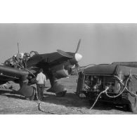 L'approvisionnement en carburant d'un Ju-87-B du I-StG-5, depuis un camion de ravitaillement.