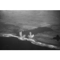 Bombardement par des Ju-87-B Stuka du I-StG-5, d'une voie ferrée traversant une étendue d'eau.