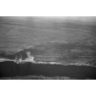 Bombardement par des Ju-87-B Stuka du I-StG-5, d'une voie ferrée traversant une étendue d'eau.