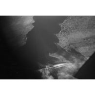 Bombardement par des Junkers Ju-87-B Stuka du Sturzkampfgeschwader ( I-StG-5), d'une voie ferrée traversant une étendue d'eau.