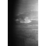 Bombardement par des Junkers Ju-87-B Stuka du Sturzkampfgeschwader ( I-StG-5), d'une voie ferrée traversant une étendue d'eau.