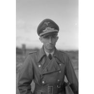 Portrait d'un Oberleutnant de la Luftwaffe, vêtu d'un imperméable de cuir de couleur sombre.