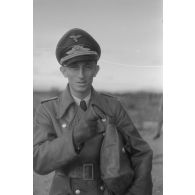 Portrait d'un Oberleutnant de la Luftwaffe, vêtu d'un imperméable de cuir de couleur sombre.