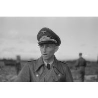 Portrait d'un Oberleutnant de la Luftwaffe, vêtu d'un imperméable de cuir de couleur sombre.