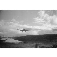Un bombardier Junkers Ju-87-B Stuka du Sturzkampfgeschwader 5 (I-StG-5) peu avant son atterrissage au dessus d'un paysage valloné.