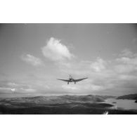 Un bombardier Junkers Ju-87-B Stuka du Sturzkampfgeschwader 5 (I-StG-5) peu avant son atterrissage au dessus d'un paysage valloné.