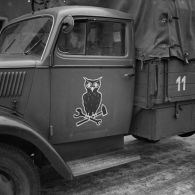 Insigne d'une unité terrestre de la Luftwaffe (une chouette) peint sur un camion Opel Blitz.
