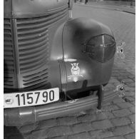 Insigne d'une unité terrestre de la Luftwaffe (chouette) sur une automobile Opel immatriculée WL 115 790.
