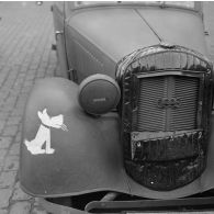 Insigne d'une unité terrestre de la Luftwaffe (chien) sur une automobile Horch-Kommandeur.