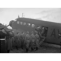 L'amiral Raeder, commandant en chef de la flotte allemande, descend d'un avion de transport Junkers Ju-52.