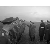 L'amiral Raeder, commandant en chef de la flotte allemande, passe en revue des officiers de la Luftwaffe.